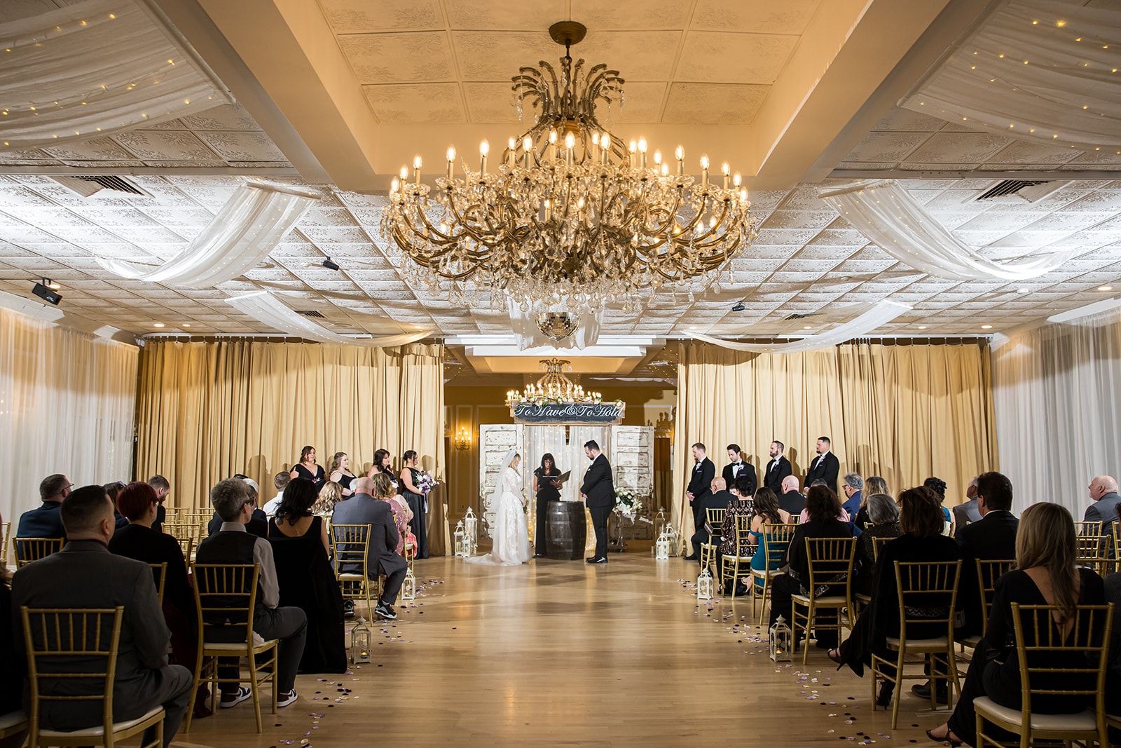 Luxury wedding with hundreds of guests at an all inclusive wedding venue near New Jersey